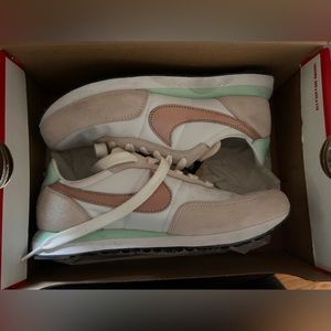 Girls Nikes size 5.5Y